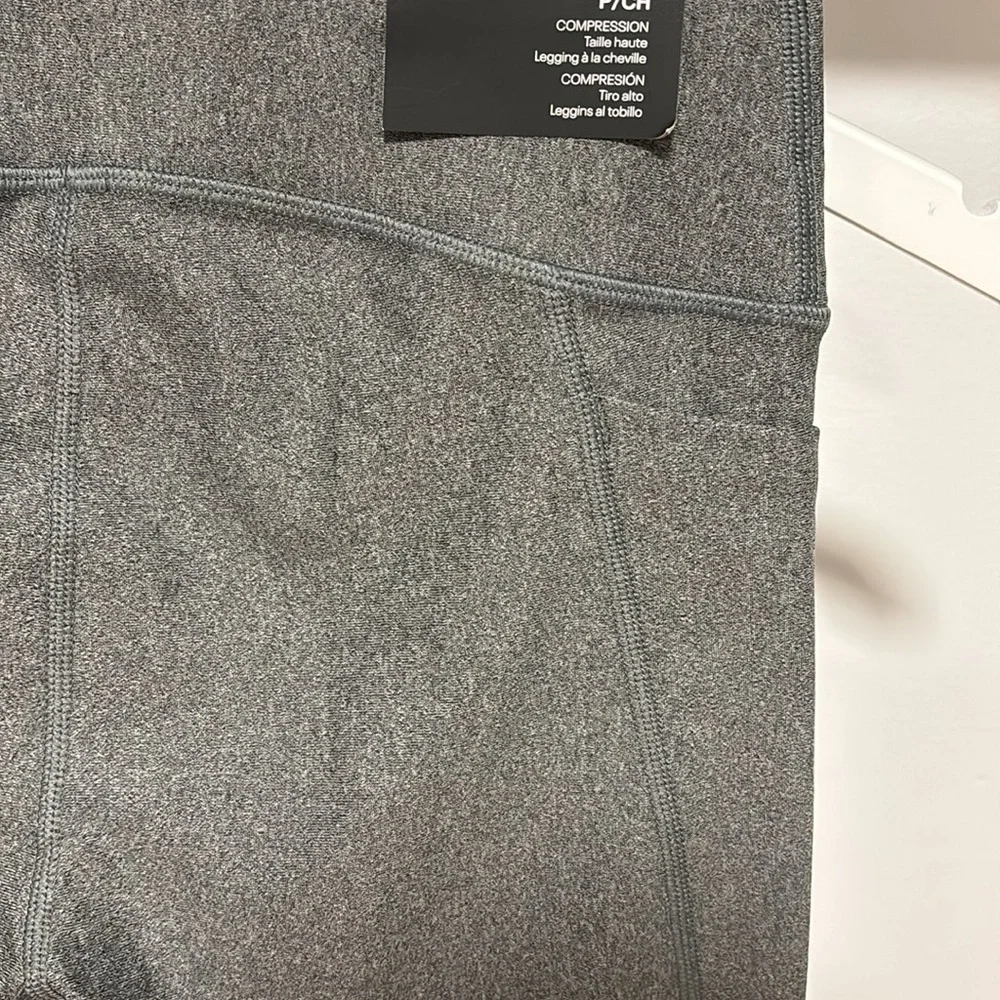 Under Armour high rise ankle legging. - Picture 5 of 7